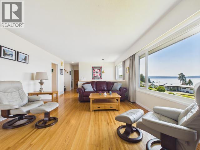 3848 Gordon Ave, Powell River, BC - Indoor Photo Showing Living Room