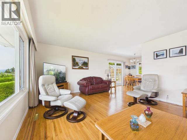 3848 Gordon Ave, Powell River, BC - Indoor Photo Showing Living Room