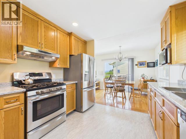 3848 Gordon Ave, Powell River, BC - Indoor Photo Showing Kitchen