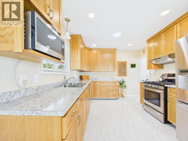 3848 Gordon Ave, Powell River, BC - Indoor Photo Showing Kitchen With Double Sink