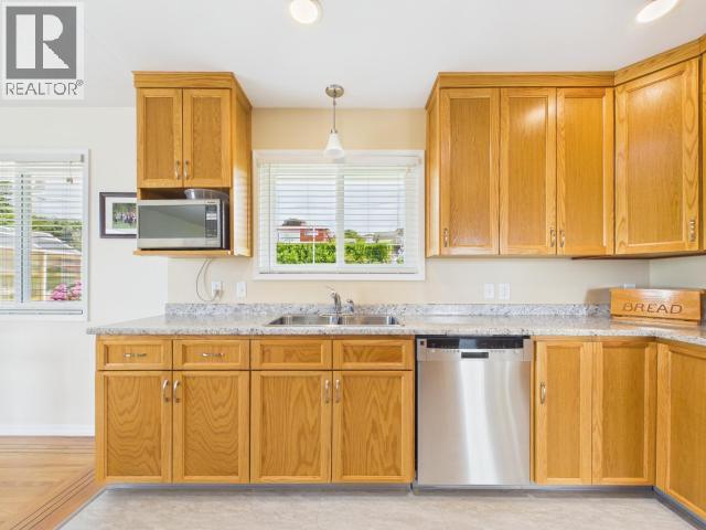 3848 Gordon Ave, Powell River, BC - Indoor Photo Showing Kitchen With Double Sink