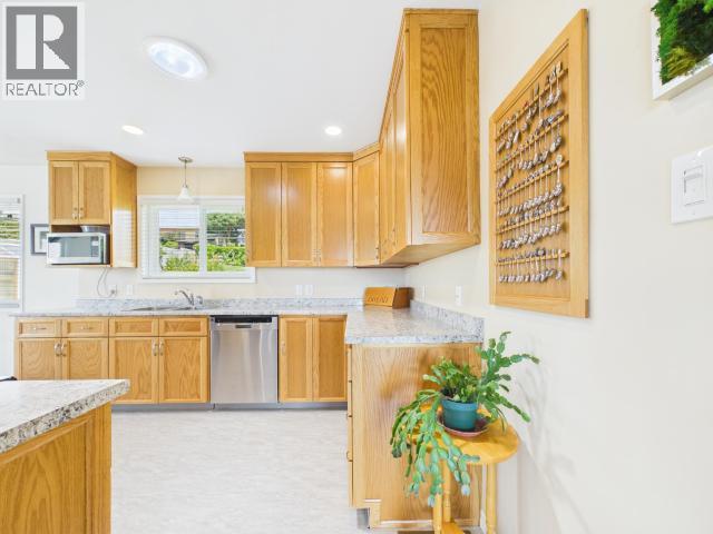 3848 Gordon Ave, Powell River, BC - Indoor Photo Showing Kitchen