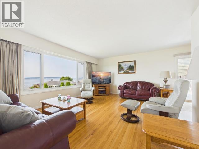 3848 Gordon Ave, Powell River, BC - Indoor Photo Showing Living Room