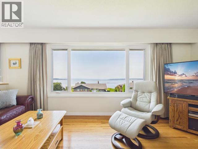 3848 Gordon Ave, Powell River, BC - Indoor Photo Showing Living Room