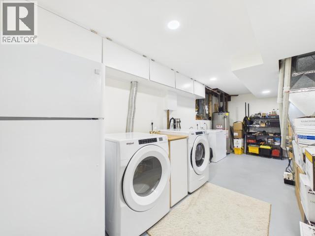 3848 Gordon Ave, Powell River, BC - Indoor Photo Showing Laundry Room