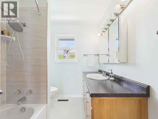 3848 Gordon Ave, Powell River, BC - Indoor Photo Showing Bathroom