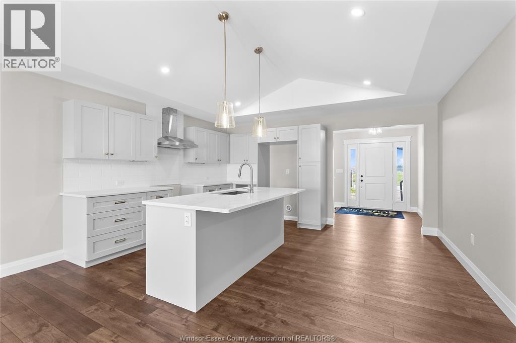 253 Angelo, Lasalle, ON - Indoor Photo Showing Kitchen