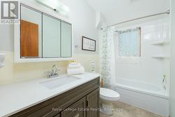 Upper level 4-piece bathroom - 