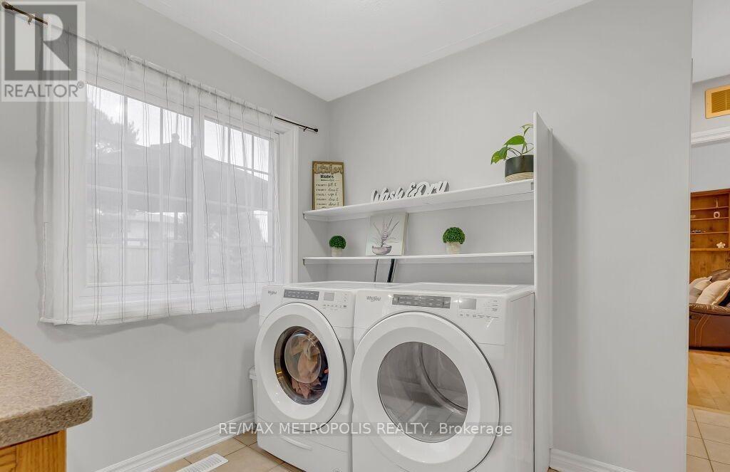 100 Warren Road, Kitchener, ON - Indoor Photo Showing Laundry Room