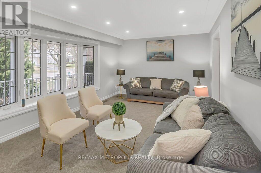 100 Warren Road, Kitchener, ON - Indoor Photo Showing Living Room