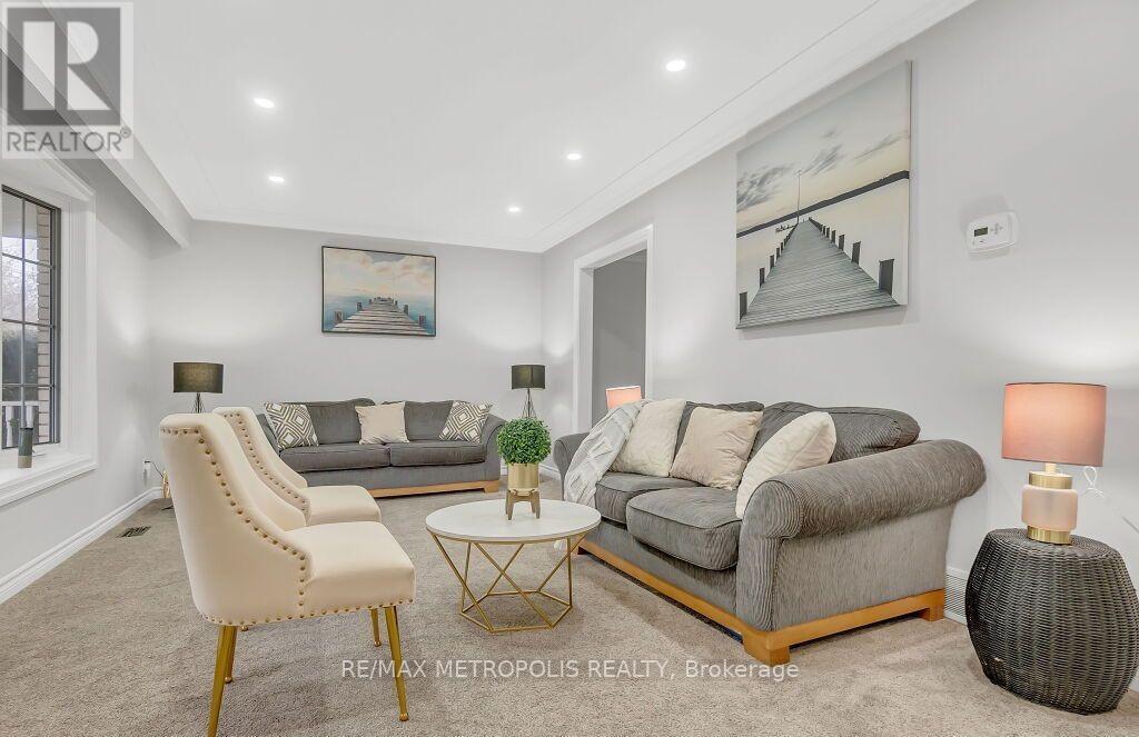 100 Warren Road, Kitchener, ON - Indoor Photo Showing Living Room