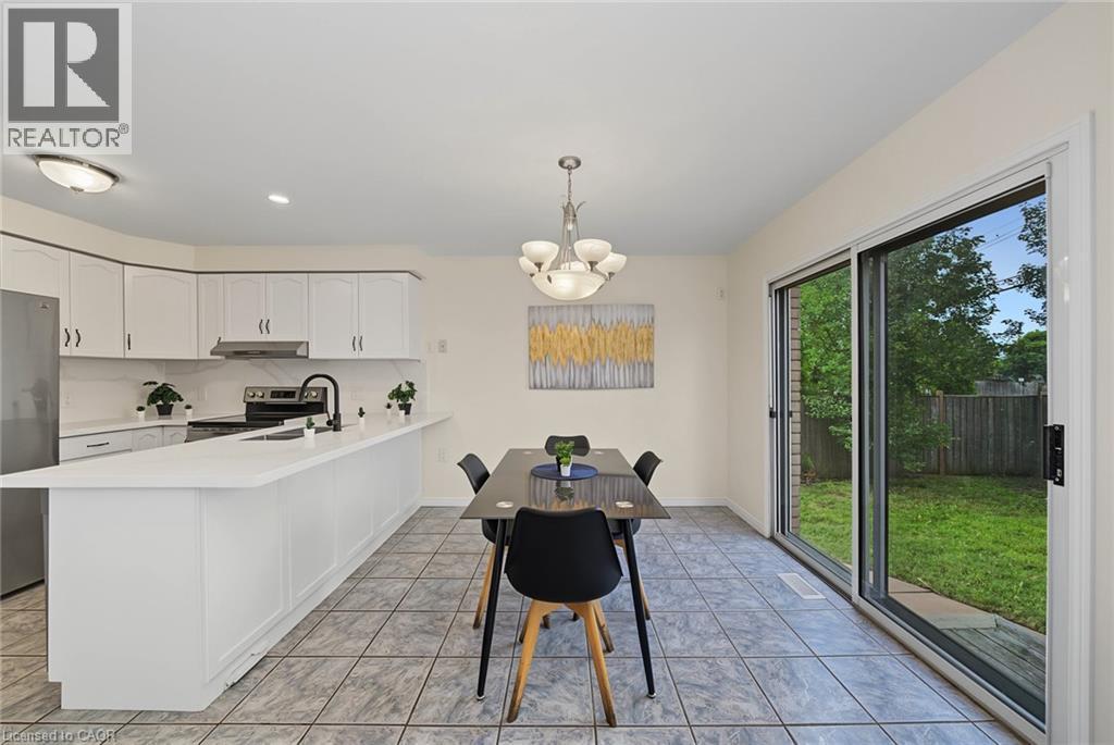 11 Sedona Court, Hamilton, ON - Indoor Photo Showing Kitchen