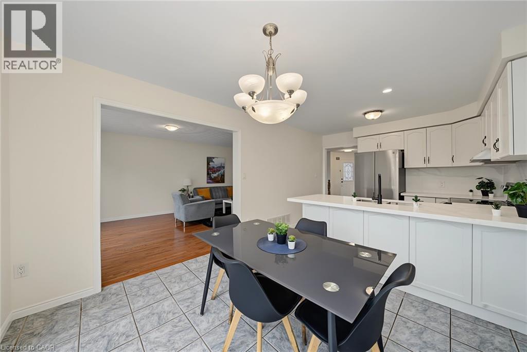 11 Sedona Court, Hamilton, ON - Indoor Photo Showing Dining Room