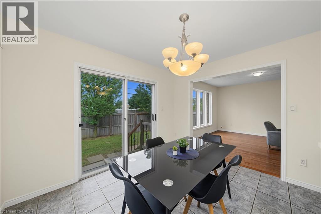 11 Sedona Court, Hamilton, ON - Indoor Photo Showing Dining Room