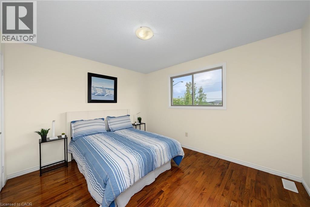 11 Sedona Court, Hamilton, ON - Indoor Photo Showing Bedroom