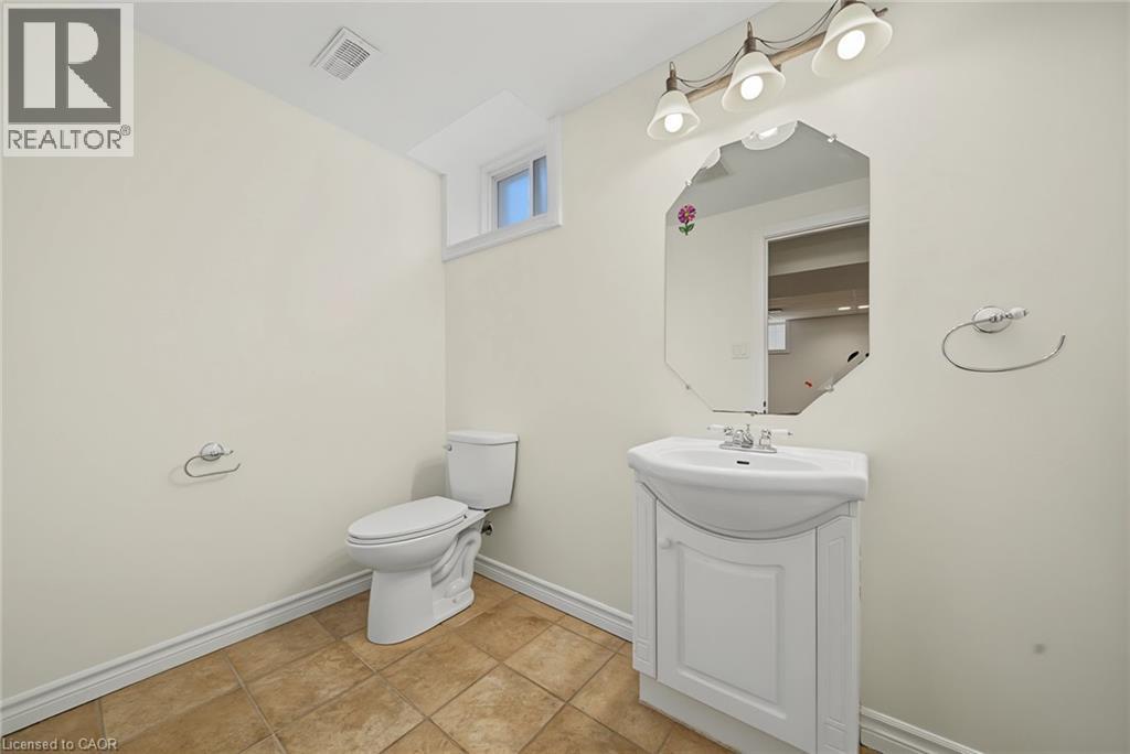 11 Sedona Court, Hamilton, ON - Indoor Photo Showing Bathroom