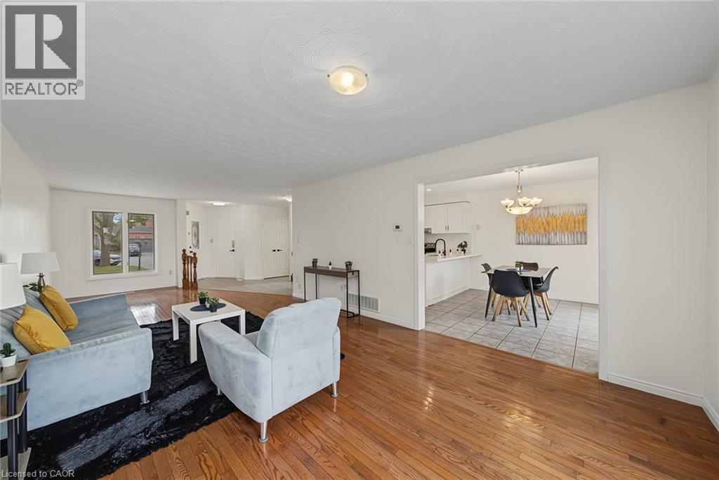 11 Sedona Court, Hamilton, ON - Indoor Photo Showing Living Room