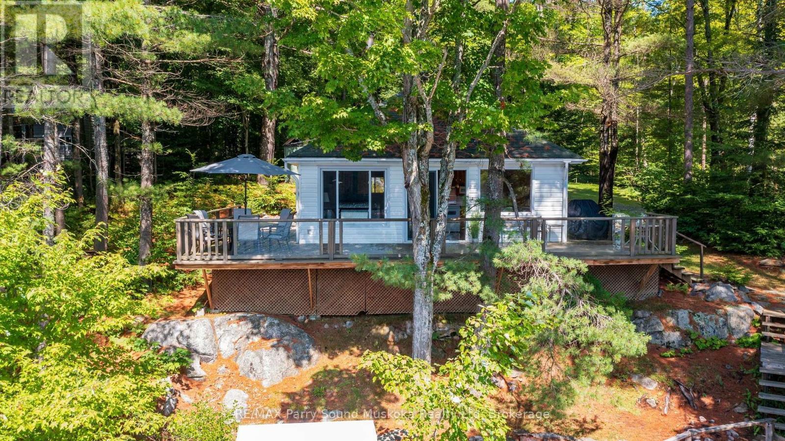 This turnkey cottage comes fully equipped - 4 Post Lane, Seguin, ON - Outdoor With Deck Patio Veranda
