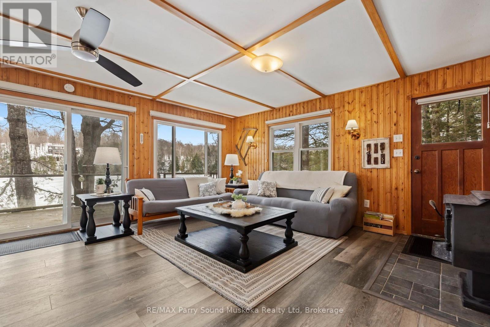 Bright open plan - 4 Post Lane, Seguin, ON - Indoor Photo Showing Living Room