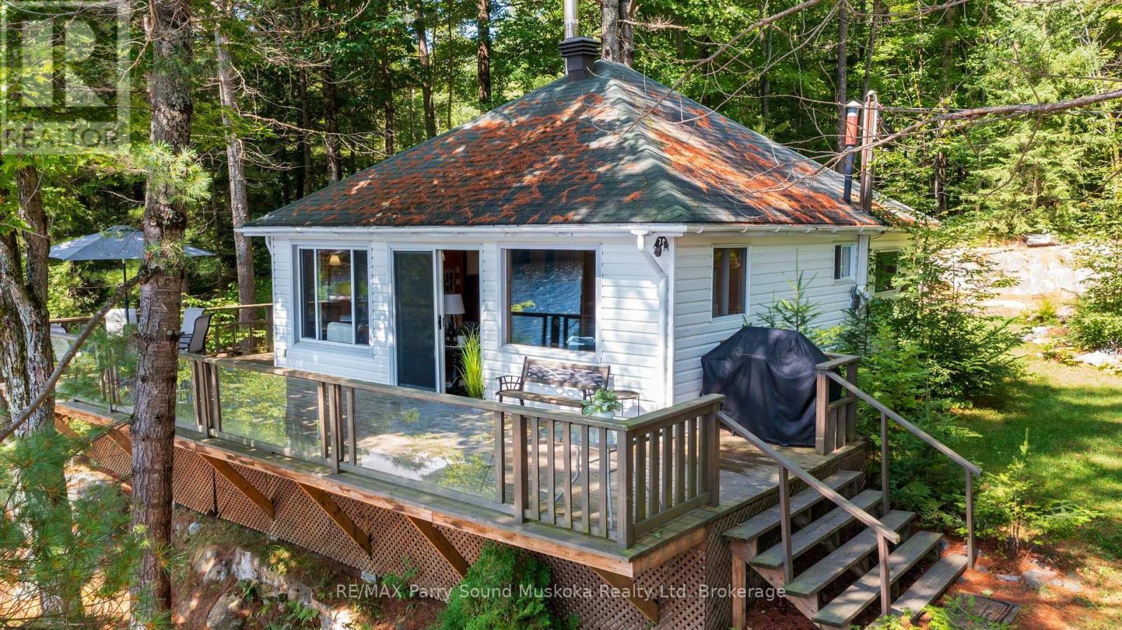 Wrap-around deck extends the living area outdoors - 4 Post Lane, Seguin, ON - Outdoor With Deck Patio Veranda With Exterior
