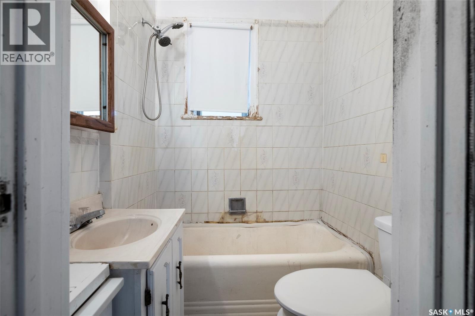 2458 Edgar Street, Regina, SK - Indoor Photo Showing Bathroom