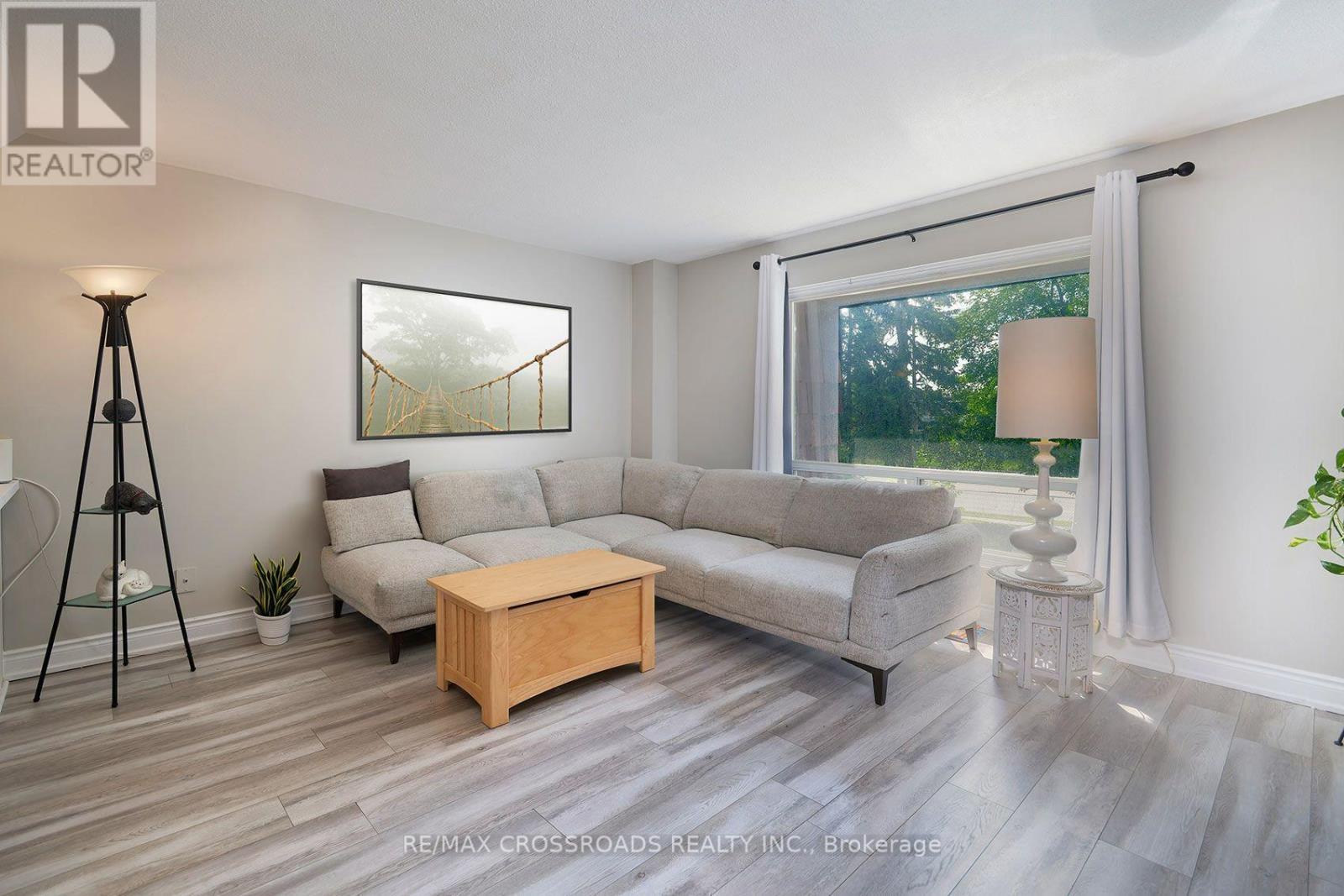 65 - 10 Rodda Boulevard, Toronto, ON - Indoor Photo Showing Living Room