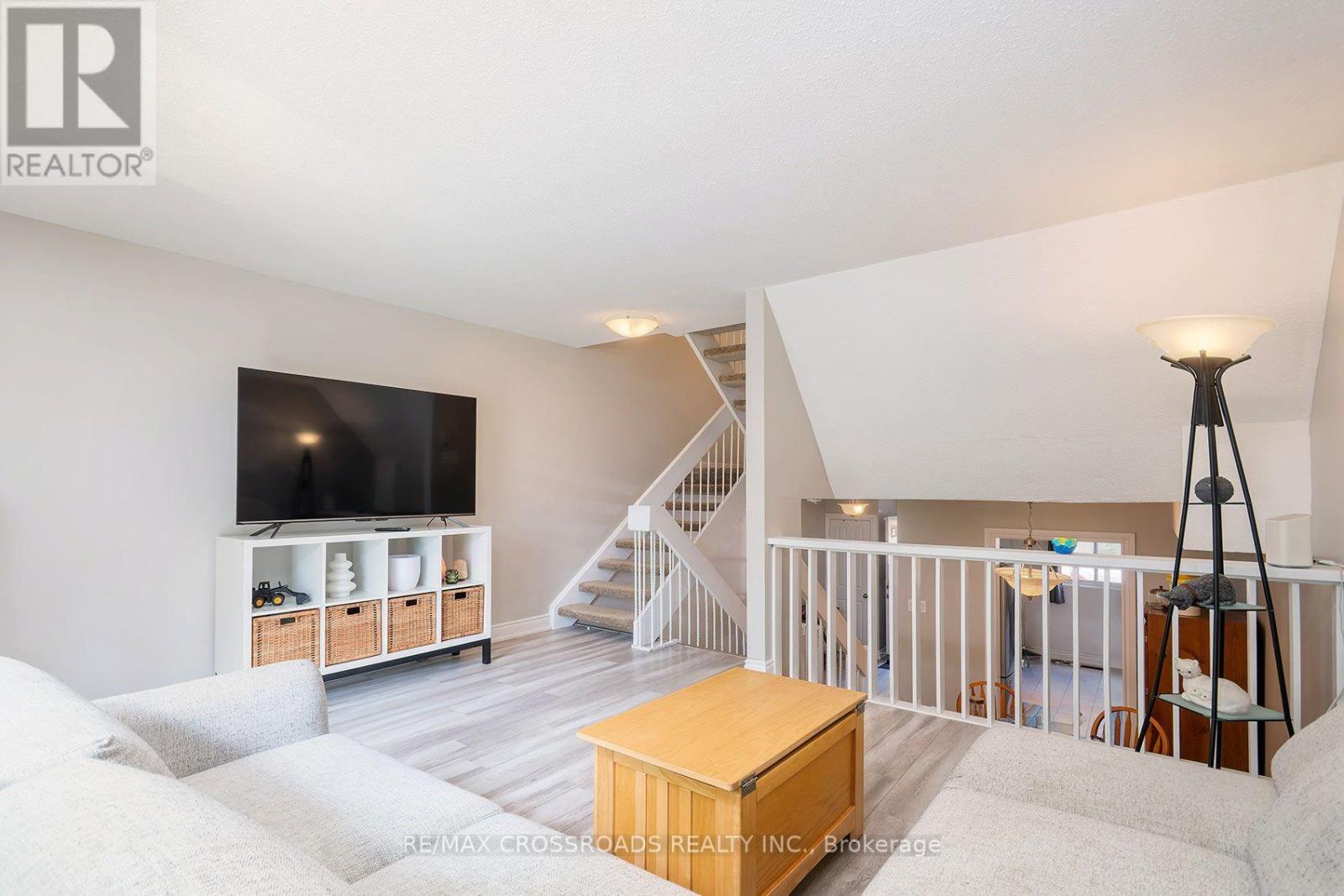 65 - 10 Rodda Boulevard, Toronto, ON - Indoor Photo Showing Living Room