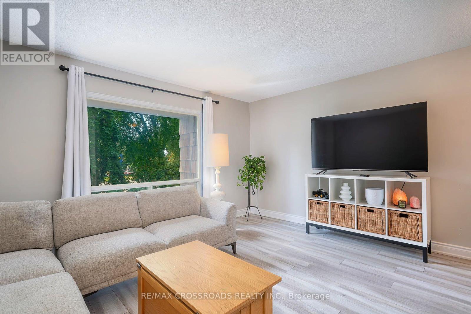 65 - 10 Rodda Boulevard, Toronto, ON - Indoor Photo Showing Living Room
