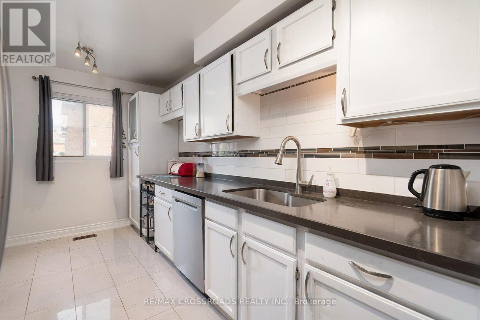 65 - 10 Rodda Boulevard, Toronto, ON - Indoor Photo Showing Kitchen