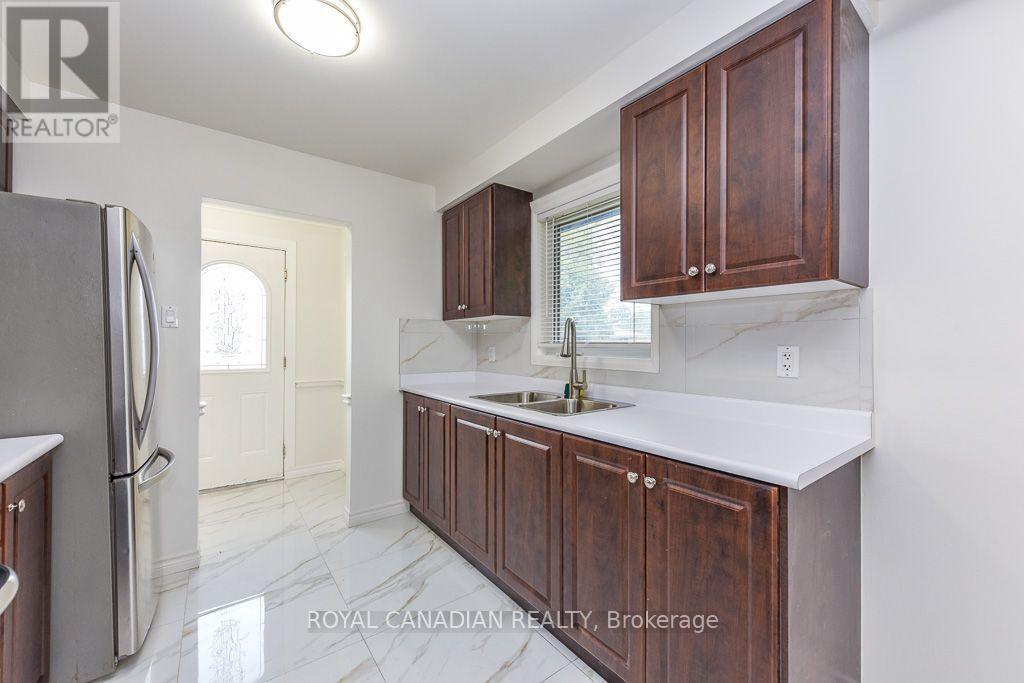 7700 Kittridge Drive, Mississauga, ON - Indoor Photo Showing Kitchen With Double Sink