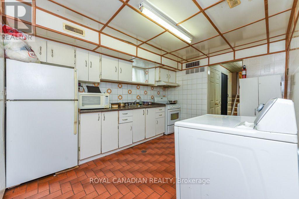 7700 Kittridge Drive, Mississauga, ON - Indoor Photo Showing Kitchen