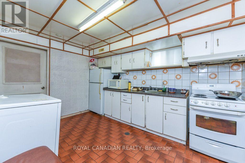 7700 Kittridge Drive, Mississauga, ON - Indoor Photo Showing Kitchen