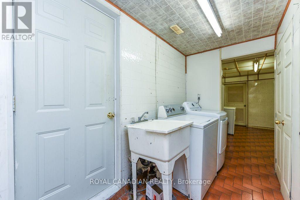 7700 Kittridge Drive, Mississauga, ON - Indoor Photo Showing Laundry Room