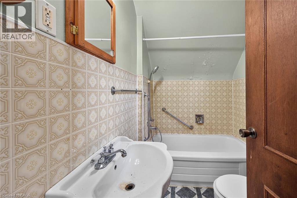 232 Cedar Street, Simcoe, ON - Indoor Photo Showing Bathroom