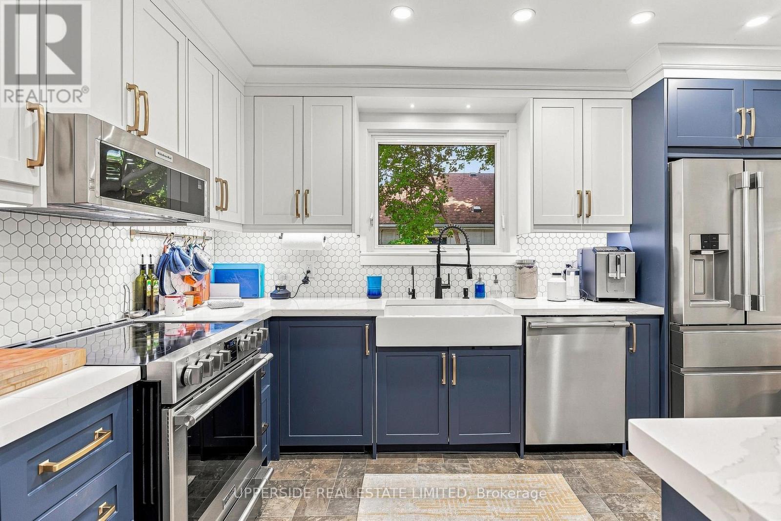 257 Ottawa Street N, Kitchener, ON - Indoor Photo Showing Kitchen With Stainless Steel Kitchen With Upgraded Kitchen