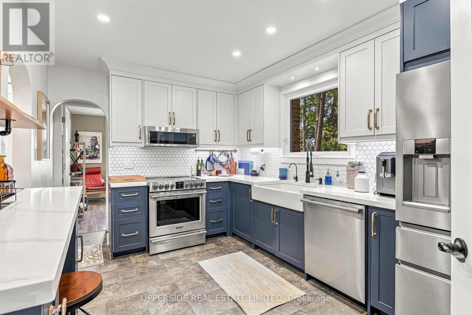 257 Ottawa Street N, Kitchener, ON - Indoor Photo Showing Kitchen With Stainless Steel Kitchen With Upgraded Kitchen