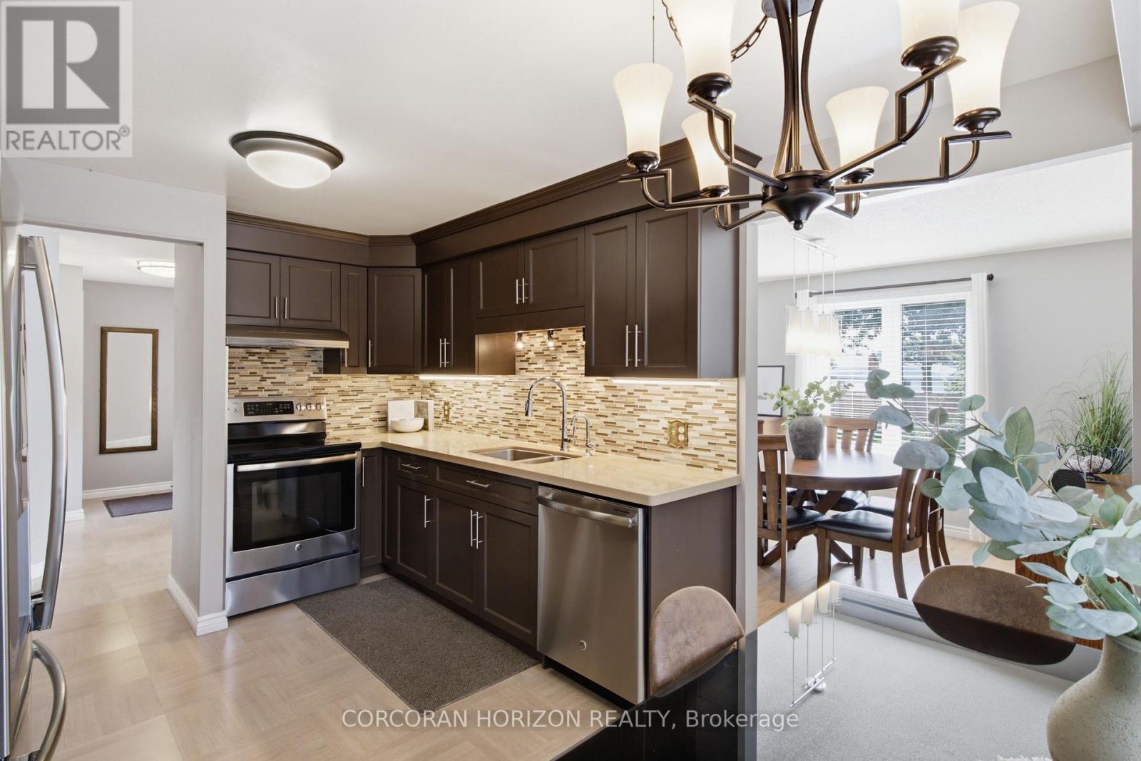 10 Macatee Place, Cambridge, ON - Indoor Photo Showing Kitchen With Double Sink With Upgraded Kitchen