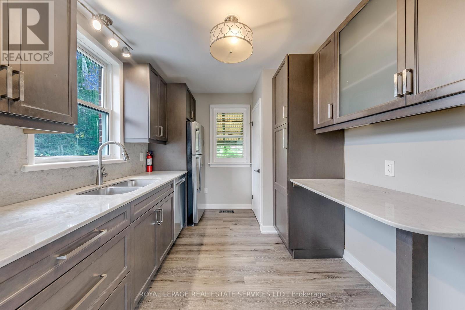 191 Nash Road N, Hamilton, ON - Indoor Photo Showing Kitchen With Double Sink