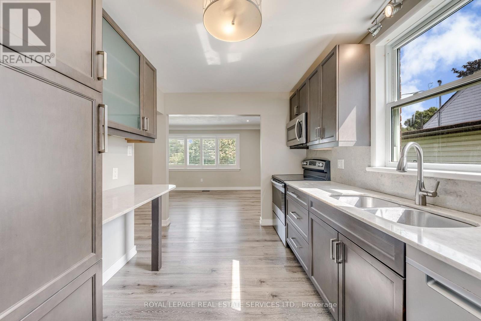 191 Nash Road N, Hamilton, ON - Indoor Photo Showing Kitchen With Double Sink