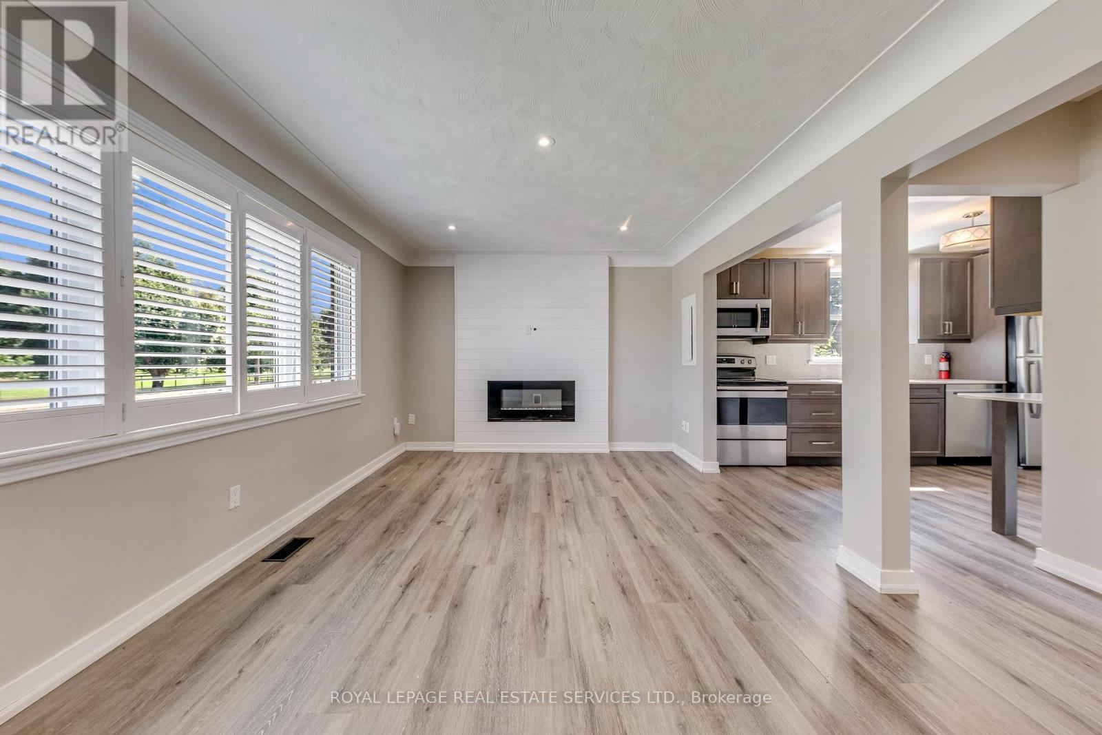 191 Nash Road N, Hamilton, ON - Indoor With Fireplace