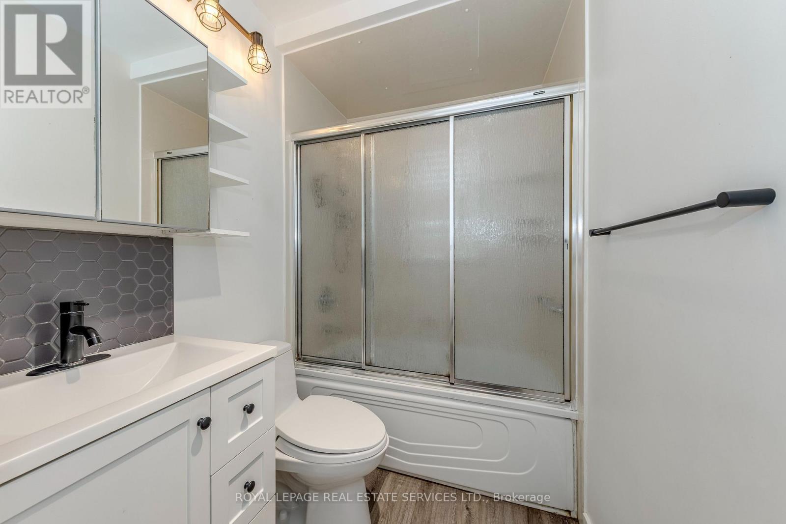 191 Nash Road N, Hamilton, ON - Indoor Photo Showing Bathroom
