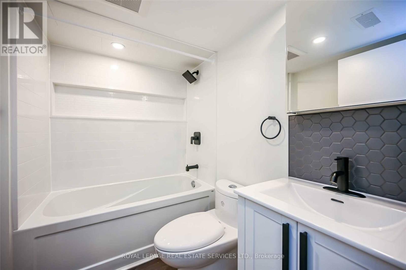 191 Nash Road N, Hamilton, ON - Indoor Photo Showing Bathroom