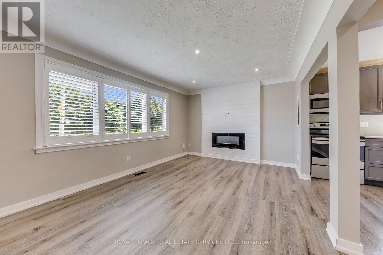 191 Nash Road N, Hamilton, ON - Indoor With Fireplace
