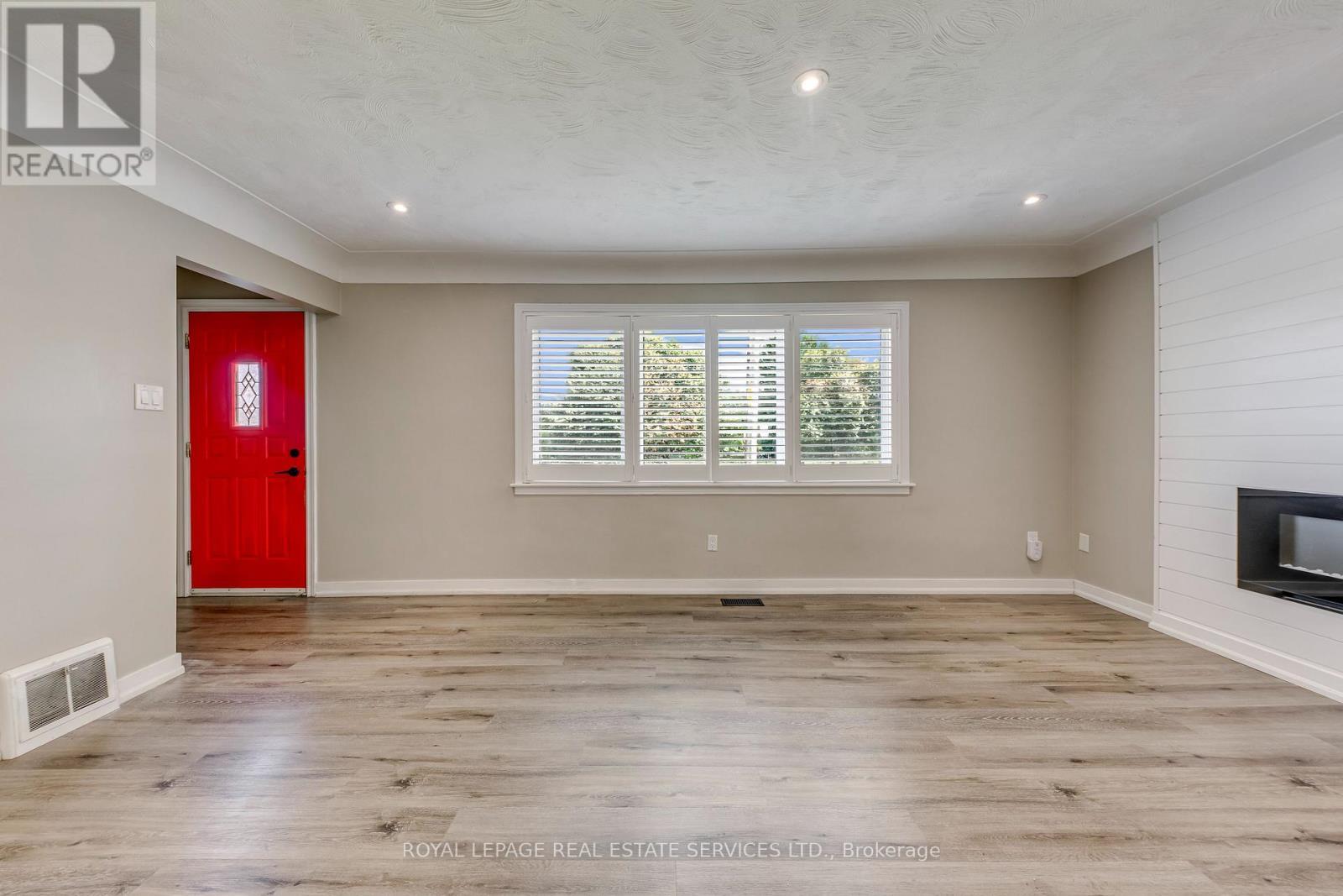 191 Nash Road N, Hamilton, ON - Indoor With Fireplace