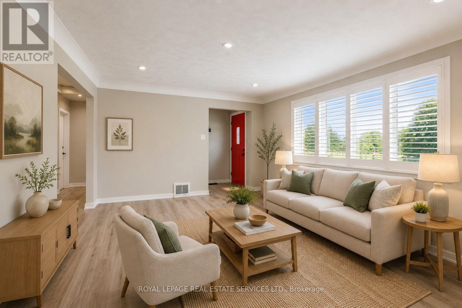 191 Nash Road N, Hamilton, ON - Indoor Photo Showing Living Room