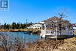 Nearby Pond (Peaceful Setting), only 2 doors away - 