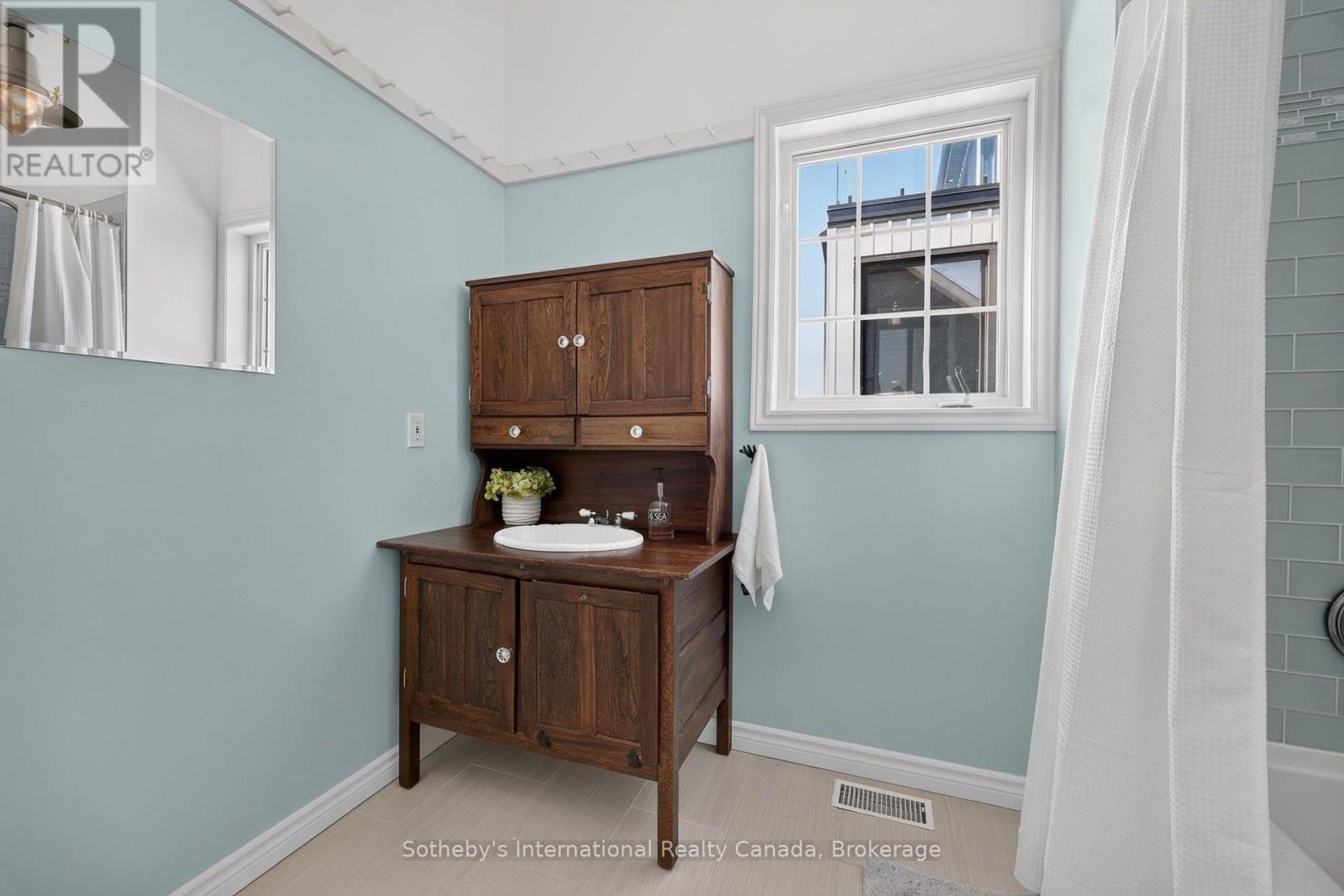 4 Piece Guest Bathroom - 10 Lundy Lane, Tiny, ON - Indoor