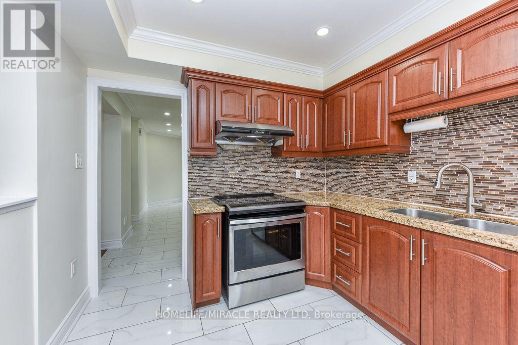 5449 Heritage Hills Boulevard, Mississauga, ON - Indoor Photo Showing Kitchen With Double Sink With Upgraded Kitchen