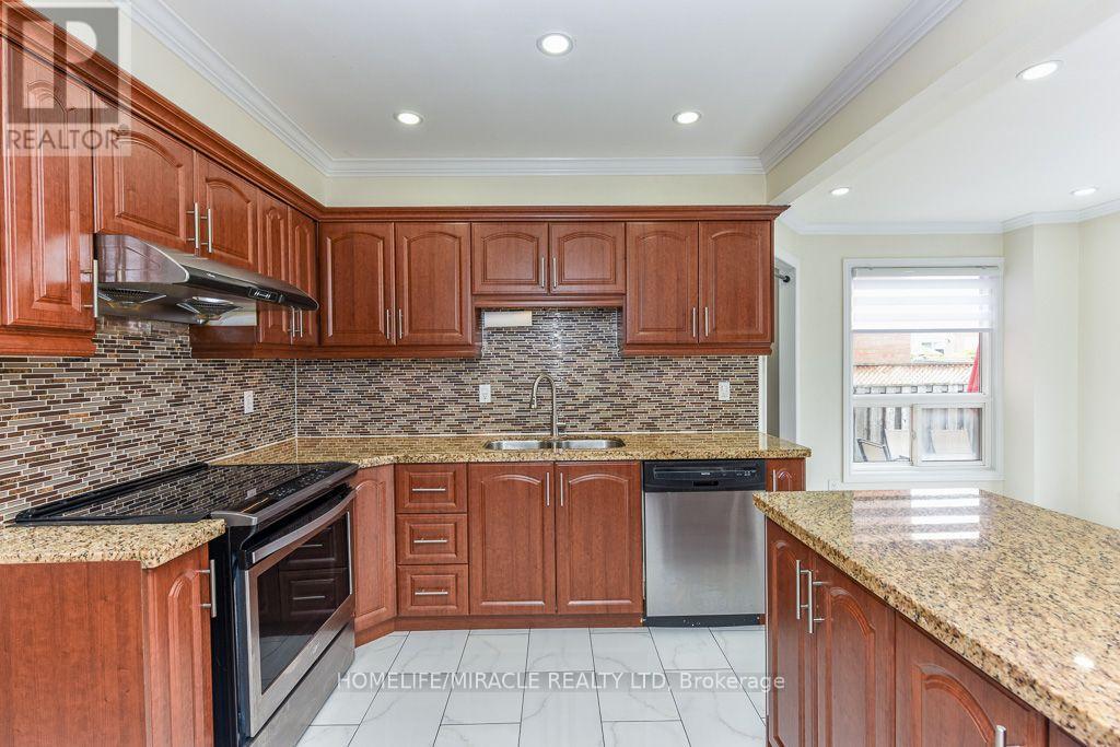 5449 Heritage Hills Boulevard, Mississauga, ON - Indoor Photo Showing Kitchen With Double Sink