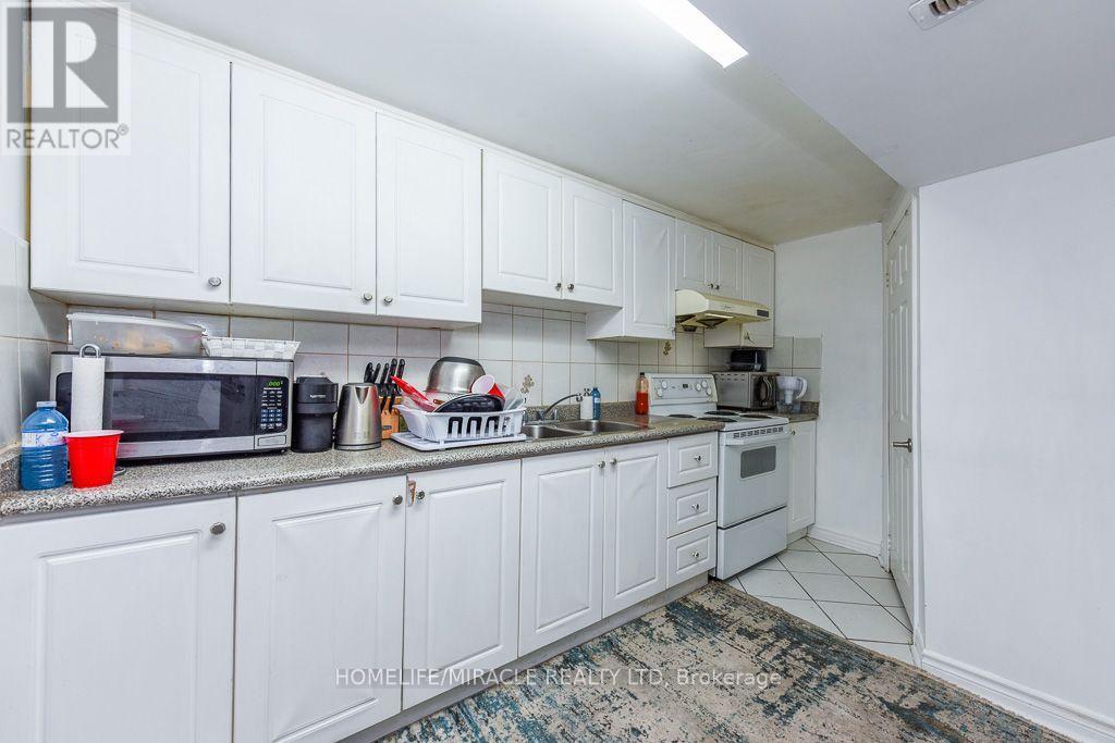 5449 Heritage Hills Boulevard, Mississauga, ON - Indoor Photo Showing Kitchen